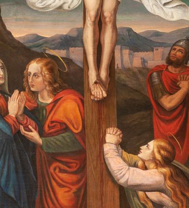 Zdjęcie nr 2: Obraz w kształcie stojącego prostokąta, kompozycja zamknięta łukiem półkolistym z przedstawieniem sceny Ukrzyżowania Chrystusa. W centrum Chrystus przybity do krzyża. Twarz szczupła, okolona krótką brodą, z delikatnie otwartymi ustami i oczami wzniesionymi ku górze. Włosy długie, falowane, opadają na plecy i prawe ramię. Na głowie ma założoną koronę cierniową, a wokół niej złoty i kolisty nimb. Perizonium białe, ciasno oplatające biodra z dwoma długimi końcami rozwianymi ekspresyjnie po bokach. Z dłoni i stóp przybitych do krzyża spływają strużki krwi. Nad głową Chrystusa wisi titulus w formie poziomej tabliczki z napisem: „IESVS / NAZARENVS / REX IVDAEORVM”. Po lewej stronie obrazu stoją: Matka Boska w czerwonej sukni, niebieskim płaszczu i białym welonie na głowie ze złożonymi dłońmi. Obok, po prawej stoi zwrócony ku niej św. Jan Ewangelista w zielonej sukni i czerwonym płaszczu. Z tyłu Maria, żona Kleofasa, ocierająca łzy chustą. Po prawej stronie obrazu, przy krzyżu klęczy św. Maria Magdalena ze splecionymi dłońmi, uniesionymi wysoko ku górze, ukazana z lewego profilu. Ubrana jest w różową suknię i żółty płaszcz. Ma bujne i złote włosy, opadające na plecy. Z tyłu po prawej stoi żołnierz w zbroi legionisty rzymskiego, a obok dwaj starcy z siwymi brodami, ubrani w płaszcze założone na głowę: jeden w kolorze zielonym, a drugi jasnobrązowym. Nad głowami świętych znajdują się delikatnie zarysowane złote i okrągłe nimby. W tle pejzaż górski i widok na Jerozolimę. U dołu obrazu, pośrodku leży czaszka i piszczel. U góry pochmurne niebo. Rama obrazu drewniana, wąska, malowana na brązowo.


