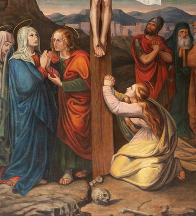 Zdjęcie nr 3: Obraz w kształcie stojącego prostokąta, kompozycja zamknięta łukiem półkolistym z przedstawieniem sceny Ukrzyżowania Chrystusa. W centrum Chrystus przybity do krzyża. Twarz szczupła, okolona krótką brodą, z delikatnie otwartymi ustami i oczami wzniesionymi ku górze. Włosy długie, falowane, opadają na plecy i prawe ramię. Na głowie ma założoną koronę cierniową, a wokół niej złoty i kolisty nimb. Perizonium białe, ciasno oplatające biodra z dwoma długimi końcami rozwianymi ekspresyjnie po bokach. Z dłoni i stóp przybitych do krzyża spływają strużki krwi. Nad głową Chrystusa wisi titulus w formie poziomej tabliczki z napisem: „IESVS / NAZARENVS / REX IVDAEORVM”. Po lewej stronie obrazu stoją: Matka Boska w czerwonej sukni, niebieskim płaszczu i białym welonie na głowie ze złożonymi dłońmi. Obok, po prawej stoi zwrócony ku niej św. Jan Ewangelista w zielonej sukni i czerwonym płaszczu. Z tyłu Maria, żona Kleofasa, ocierająca łzy chustą. Po prawej stronie obrazu, przy krzyżu klęczy św. Maria Magdalena ze splecionymi dłońmi, uniesionymi wysoko ku górze, ukazana z lewego profilu. Ubrana jest w różową suknię i żółty płaszcz. Ma bujne i złote włosy, opadające na plecy. Z tyłu po prawej stoi żołnierz w zbroi legionisty rzymskiego, a obok dwaj starcy z siwymi brodami, ubrani w płaszcze założone na głowę: jeden w kolorze zielonym, a drugi jasnobrązowym. Nad głowami świętych znajdują się delikatnie zarysowane złote i okrągłe nimby. W tle pejzaż górski i widok na Jerozolimę. U dołu obrazu, pośrodku leży czaszka i piszczel. U góry pochmurne niebo. Rama obrazu drewniana, wąska, malowana na brązowo.


