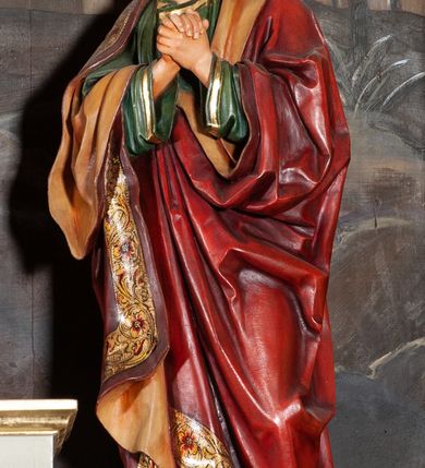 Zdjęcie nr 4: Ołtarz przyścienny, architektoniczny, jednoosiowy, jednokondygnacyjny. Mensa skrzyniowa, prostopadłościenna, z kamiennym portatylem, ustawiona na niskiej podstawie, antepedium ujęte płaskimi listwami łączącymi się z owalnym polem, pośrodku którego jest aplikowany, pozłacany krzyż. Predella wysoka, ujęta po bokach konsolami w formie uproszczonych wolut z nieznacznie wysuniętym architektonicznym tabernakulum, ujętym kanelowanymi pilastrami, podtrzymującymi belkowanie i trójkątny przyczółek. Pomiędzy pilastrami drzwiczki prostokątne, w których płycina w formie prostokąta o wklęsłych ćwierćkoliście narożach z malowanym ornamentem akantowym i kielichem z hostią pośrodku. Po bokach tabernakulum dwie marmoryzowane płyciny w kształcie kwadratu z uszakami. Nastawa ołtarzowa flankowana dwiema kolumnami jońskimi wspierającymi belkowanie z silnie wysuniętym gzymsem. Pole środkowe w formie głębokiej, prostokątnej, zamkniętej półkoliście wnęki o dekoracyjnej ramie, wewnątrz której umieszczona jest rzeźbiona grupa Ukrzyżowania na tle malowanego widoku Jerozolimy. Pola pomiędzy wnęką a kolumnami wypełnione są stylizowaną, profilowaną arkadą z archiwoltą wspartą na toskańskich kapitelach, pod którymi podwieszone są łezki. W górnej części arkady, po bokach znajdują się dwie płyciny wypełnione malowaną, białą  dekoracją roślinną na brązowym tle, a pomiędzy nimi jest w owalu rzeźbiona i złocona rozeta. Całość struktury ołtarza polichromowana i marmoryzowana jest w odcieniach beżu i szarości.