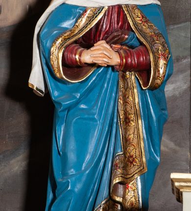 Zdjęcie nr 5: Ołtarz przyścienny, architektoniczny, jednoosiowy, jednokondygnacyjny. Mensa skrzyniowa, prostopadłościenna, z kamiennym portatylem, ustawiona na niskiej podstawie, antepedium ujęte płaskimi listwami łączącymi się z owalnym polem, pośrodku którego jest aplikowany, pozłacany krzyż. Predella wysoka, ujęta po bokach konsolami w formie uproszczonych wolut z nieznacznie wysuniętym architektonicznym tabernakulum, ujętym kanelowanymi pilastrami, podtrzymującymi belkowanie i trójkątny przyczółek. Pomiędzy pilastrami drzwiczki prostokątne, w których płycina w formie prostokąta o wklęsłych ćwierćkoliście narożach z malowanym ornamentem akantowym i kielichem z hostią pośrodku. Po bokach tabernakulum dwie marmoryzowane płyciny w kształcie kwadratu z uszakami. Nastawa ołtarzowa flankowana dwiema kolumnami jońskimi wspierającymi belkowanie z silnie wysuniętym gzymsem. Pole środkowe w formie głębokiej, prostokątnej, zamkniętej półkoliście wnęki o dekoracyjnej ramie, wewnątrz której umieszczona jest rzeźbiona grupa Ukrzyżowania na tle malowanego widoku Jerozolimy. Pola pomiędzy wnęką a kolumnami wypełnione są stylizowaną, profilowaną arkadą z archiwoltą wspartą na toskańskich kapitelach, pod którymi podwieszone są łezki. W górnej części arkady, po bokach znajdują się dwie płyciny wypełnione malowaną, białą  dekoracją roślinną na brązowym tle, a pomiędzy nimi jest w owalu rzeźbiona i złocona rozeta. Całość struktury ołtarza polichromowana i marmoryzowana jest w odcieniach beżu i szarości.