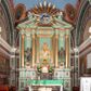 Zdjęcie nr 1: Nastawa architektoniczna, trójosiowa, jednokondygnacyjna ze zwieńczeniem, na podwójnym cokole zakończonym gzymsem. Ołtarz i mensa w marmurowej okładzinie, ustawione na czterostopniowym podwyższeniu na planie prostokąta o ściętych narożach. Tabernakulum w kształcie prostopadłościennej skrzynki, ujęte czterema kolumnami w narożach. Drzwiczki dwuskrzydłowe z aplikowanymi kielichem z hostią w glorii w otoczeniu kłosów zbóż i winnego grona. Tron wystawienia w formie półkolistej glorietty oraz półkopuły, zwieńczonej kulą z krzyżem.Osie wydzielone są dwiema parami kolumn korynckich, dźwigających pełne belkowanie wyłamane w ich partii oraz przerwany przyczółek z klęczącą parą aniołów. W polu osi bocznych pilastry; na ich tle wsporniki z figurami św. Piotra po lewej i św. Pawła po prawej. W polu środkowym rama w formie stojącego prostokąta, we wnęce płaskorzeźbione przedstawienie Matki Boskiej Różańcowej. Zwieńczenie w kształcie promienistej glorii o naprzemiennych falistych i prostych wiązkach promieni z rzeźbioną półpostacią Boga Ojca pośród obłoków. Cokoły dekorowane płycinami w formie stojącego prostokąta z uszakami. Rama obrazu profilowana, zdobiona kimationem; na wewnętrznych ściankach wnęki bujny akant. U spodu obrazu dwie wiązki akantu. Wsporniki dla figur utworzone są z palmet akantu oraz tralek. Architraw dekorowany jajownikiem oraz pasem perełkowania; fryz zdobiony stylizowanym akantem, nad polem środkowym ornament roślinny, na osiach kolumn rozety. Gzyms belkowania i przyczółka dekorowany kimationem, kostkowaniem i perełkowaniem.
Nastawa polichromowana na kolor jasnozielony z ciemnozielonymi detalami; kolumny, ornamentyka oraz detale architektoniczne złocone.