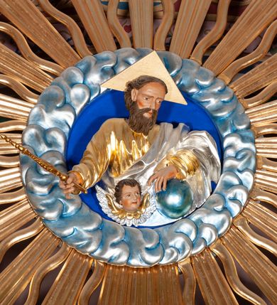 Zdjęcie nr 6: Nastawa architektoniczna, trójosiowa, jednokondygnacyjna ze zwieńczeniem, na podwójnym cokole zakończonym gzymsem. Ołtarz i mensa w marmurowej okładzinie, ustawione na czterostopniowym podwyższeniu na planie prostokąta o ściętych narożach. Tabernakulum w kształcie prostopadłościennej skrzynki, ujęte czterema kolumnami w narożach. Drzwiczki dwuskrzydłowe z aplikowanymi kielichem z hostią w glorii w otoczeniu kłosów zbóż i winnego grona. Tron wystawienia w formie półkolistej glorietty oraz półkopuły, zwieńczonej kulą z krzyżem.Osie wydzielone są dwiema parami kolumn korynckich, dźwigających pełne belkowanie wyłamane w ich partii oraz przerwany przyczółek z klęczącą parą aniołów. W polu osi bocznych pilastry; na ich tle wsporniki z figurami św. Piotra po lewej i św. Pawła po prawej. W polu środkowym rama w formie stojącego prostokąta, we wnęce płaskorzeźbione przedstawienie Matki Boskiej Różańcowej. Zwieńczenie w kształcie promienistej glorii o naprzemiennych falistych i prostych wiązkach promieni z rzeźbioną półpostacią Boga Ojca pośród obłoków. Cokoły dekorowane płycinami w formie stojącego prostokąta z uszakami. Rama obrazu profilowana, zdobiona kimationem; na wewnętrznych ściankach wnęki bujny akant. U spodu obrazu dwie wiązki akantu. Wsporniki dla figur utworzone są z palmet akantu oraz tralek. Architraw dekorowany jajownikiem oraz pasem perełkowania; fryz zdobiony stylizowanym akantem, nad polem środkowym ornament roślinny, na osiach kolumn rozety. Gzyms belkowania i przyczółka dekorowany kimationem, kostkowaniem i perełkowaniem.
Nastawa polichromowana na kolor jasnozielony z ciemnozielonymi detalami; kolumny, ornamentyka oraz detale architektoniczne złocone.