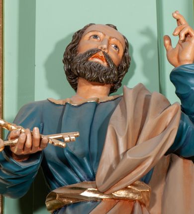 Zdjęcie nr 7: Nastawa architektoniczna, trójosiowa, jednokondygnacyjna ze zwieńczeniem, na podwójnym cokole zakończonym gzymsem. Ołtarz i mensa w marmurowej okładzinie, ustawione na czterostopniowym podwyższeniu na planie prostokąta o ściętych narożach. Tabernakulum w kształcie prostopadłościennej skrzynki, ujęte czterema kolumnami w narożach. Drzwiczki dwuskrzydłowe z aplikowanymi kielichem z hostią w glorii w otoczeniu kłosów zbóż i winnego grona. Tron wystawienia w formie półkolistej glorietty oraz półkopuły, zwieńczonej kulą z krzyżem.Osie wydzielone są dwiema parami kolumn korynckich, dźwigających pełne belkowanie wyłamane w ich partii oraz przerwany przyczółek z klęczącą parą aniołów. W polu osi bocznych pilastry; na ich tle wsporniki z figurami św. Piotra po lewej i św. Pawła po prawej. W polu środkowym rama w formie stojącego prostokąta, we wnęce płaskorzeźbione przedstawienie Matki Boskiej Różańcowej. Zwieńczenie w kształcie promienistej glorii o naprzemiennych falistych i prostych wiązkach promieni z rzeźbioną półpostacią Boga Ojca pośród obłoków. Cokoły dekorowane płycinami w formie stojącego prostokąta z uszakami. Rama obrazu profilowana, zdobiona kimationem; na wewnętrznych ściankach wnęki bujny akant. U spodu obrazu dwie wiązki akantu. Wsporniki dla figur utworzone są z palmet akantu oraz tralek. Architraw dekorowany jajownikiem oraz pasem perełkowania; fryz zdobiony stylizowanym akantem, nad polem środkowym ornament roślinny, na osiach kolumn rozety. Gzyms belkowania i przyczółka dekorowany kimationem, kostkowaniem i perełkowaniem.
Nastawa polichromowana na kolor jasnozielony z ciemnozielonymi detalami; kolumny, ornamentyka oraz detale architektoniczne złocone.