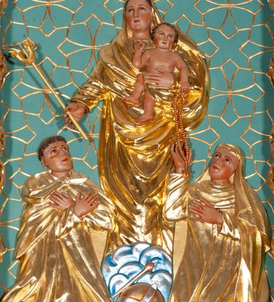 Zdjęcie nr 4: Nastawa architektoniczna, trójosiowa, jednokondygnacyjna ze zwieńczeniem, na podwójnym cokole zakończonym gzymsem. Ołtarz i mensa w marmurowej okładzinie, ustawione na czterostopniowym podwyższeniu na planie prostokąta o ściętych narożach. Tabernakulum w kształcie prostopadłościennej skrzynki, ujęte czterema kolumnami w narożach. Drzwiczki dwuskrzydłowe z aplikowanymi kielichem z hostią w glorii w otoczeniu kłosów zbóż i winnego grona. Tron wystawienia w formie półkolistej glorietty oraz półkopuły, zwieńczonej kulą z krzyżem.Osie wydzielone są dwiema parami kolumn korynckich, dźwigających pełne belkowanie wyłamane w ich partii oraz przerwany przyczółek z klęczącą parą aniołów. W polu osi bocznych pilastry; na ich tle wsporniki z figurami św. Piotra po lewej i św. Pawła po prawej. W polu środkowym rama w formie stojącego prostokąta, we wnęce płaskorzeźbione przedstawienie Matki Boskiej Różańcowej. Zwieńczenie w kształcie promienistej glorii o naprzemiennych falistych i prostych wiązkach promieni z rzeźbioną półpostacią Boga Ojca pośród obłoków. Cokoły dekorowane płycinami w formie stojącego prostokąta z uszakami. Rama obrazu profilowana, zdobiona kimationem; na wewnętrznych ściankach wnęki bujny akant. U spodu obrazu dwie wiązki akantu. Wsporniki dla figur utworzone są z palmet akantu oraz tralek. Architraw dekorowany jajownikiem oraz pasem perełkowania; fryz zdobiony stylizowanym akantem, nad polem środkowym ornament roślinny, na osiach kolumn rozety. Gzyms belkowania i przyczółka dekorowany kimationem, kostkowaniem i perełkowaniem.
Nastawa polichromowana na kolor jasnozielony z ciemnozielonymi detalami; kolumny, ornamentyka oraz detale architektoniczne złocone.