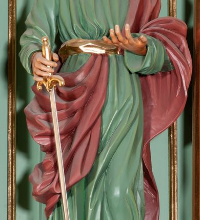 Zdjęcie nr 10: Nastawa architektoniczna, trójosiowa, jednokondygnacyjna ze zwieńczeniem, na podwójnym cokole zakończonym gzymsem. Ołtarz i mensa w marmurowej okładzinie, ustawione na czterostopniowym podwyższeniu na planie prostokąta o ściętych narożach. Tabernakulum w kształcie prostopadłościennej skrzynki, ujęte czterema kolumnami w narożach. Drzwiczki dwuskrzydłowe z aplikowanymi kielichem z hostią w glorii w otoczeniu kłosów zbóż i winnego grona. Tron wystawienia w formie półkolistej glorietty oraz półkopuły, zwieńczonej kulą z krzyżem.Osie wydzielone są dwiema parami kolumn korynckich, dźwigających pełne belkowanie wyłamane w ich partii oraz przerwany przyczółek z klęczącą parą aniołów. W polu osi bocznych pilastry; na ich tle wsporniki z figurami św. Piotra po lewej i św. Pawła po prawej. W polu środkowym rama w formie stojącego prostokąta, we wnęce płaskorzeźbione przedstawienie Matki Boskiej Różańcowej. Zwieńczenie w kształcie promienistej glorii o naprzemiennych falistych i prostych wiązkach promieni z rzeźbioną półpostacią Boga Ojca pośród obłoków. Cokoły dekorowane płycinami w formie stojącego prostokąta z uszakami. Rama obrazu profilowana, zdobiona kimationem; na wewnętrznych ściankach wnęki bujny akant. U spodu obrazu dwie wiązki akantu. Wsporniki dla figur utworzone są z palmet akantu oraz tralek. Architraw dekorowany jajownikiem oraz pasem perełkowania; fryz zdobiony stylizowanym akantem, nad polem środkowym ornament roślinny, na osiach kolumn rozety. Gzyms belkowania i przyczółka dekorowany kimationem, kostkowaniem i perełkowaniem.
Nastawa polichromowana na kolor jasnozielony z ciemnozielonymi detalami; kolumny, ornamentyka oraz detale architektoniczne złocone.