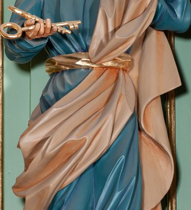 Zdjęcie nr 9: Nastawa architektoniczna, trójosiowa, jednokondygnacyjna ze zwieńczeniem, na podwójnym cokole zakończonym gzymsem. Ołtarz i mensa w marmurowej okładzinie, ustawione na czterostopniowym podwyższeniu na planie prostokąta o ściętych narożach. Tabernakulum w kształcie prostopadłościennej skrzynki, ujęte czterema kolumnami w narożach. Drzwiczki dwuskrzydłowe z aplikowanymi kielichem z hostią w glorii w otoczeniu kłosów zbóż i winnego grona. Tron wystawienia w formie półkolistej glorietty oraz półkopuły, zwieńczonej kulą z krzyżem.Osie wydzielone są dwiema parami kolumn korynckich, dźwigających pełne belkowanie wyłamane w ich partii oraz przerwany przyczółek z klęczącą parą aniołów. W polu osi bocznych pilastry; na ich tle wsporniki z figurami św. Piotra po lewej i św. Pawła po prawej. W polu środkowym rama w formie stojącego prostokąta, we wnęce płaskorzeźbione przedstawienie Matki Boskiej Różańcowej. Zwieńczenie w kształcie promienistej glorii o naprzemiennych falistych i prostych wiązkach promieni z rzeźbioną półpostacią Boga Ojca pośród obłoków. Cokoły dekorowane płycinami w formie stojącego prostokąta z uszakami. Rama obrazu profilowana, zdobiona kimationem; na wewnętrznych ściankach wnęki bujny akant. U spodu obrazu dwie wiązki akantu. Wsporniki dla figur utworzone są z palmet akantu oraz tralek. Architraw dekorowany jajownikiem oraz pasem perełkowania; fryz zdobiony stylizowanym akantem, nad polem środkowym ornament roślinny, na osiach kolumn rozety. Gzyms belkowania i przyczółka dekorowany kimationem, kostkowaniem i perełkowaniem.
Nastawa polichromowana na kolor jasnozielony z ciemnozielonymi detalami; kolumny, ornamentyka oraz detale architektoniczne złocone.