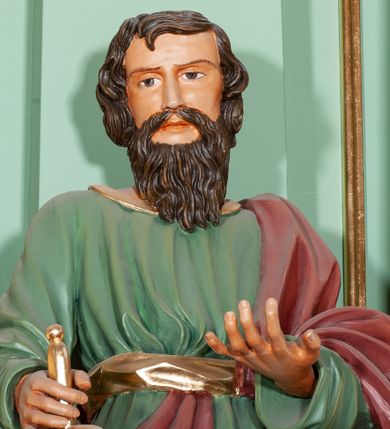 Zdjęcie nr 2: Rzeźba pełna, przedstawiająca św. Pawła. Święty ukazany frontalnie, z lewą ręką uniesioną na wysokość pasa, z mieczem skierowanym ku dołowi w prawej. Twarz szeroka o delikatnie rzeźbionych rysach, długim nosie i zmarszczonych brwiach, okolona brodą w postaci drobnych fal. Włosy półdługie, brązowe, nieznacznie kręcone. Święty ubrany jest w zieloną suknię, sięgającą połowy łydek, ze złotą lamówką u szyi oraz szarfą w talii; przepasany diagonalnie czerwonym płaszczem, opadającym z lewego ramienia na prawą nogę. Na nogach ma wiązane i złocone sandały.
Polichromia w odsłoniętych partiach ciała naturalistyczna, detale stroju złocone, miecz złocony i srebrzony.
