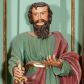 Zdjęcie nr 1: Rzeźba pełna, przedstawiająca św. Pawła. Święty ukazany frontalnie, z lewą ręką uniesioną na wysokość pasa, z mieczem skierowanym ku dołowi w prawej. Twarz szeroka o delikatnie rzeźbionych rysach, długim nosie i zmarszczonych brwiach, okolona brodą w postaci drobnych fal. Włosy półdługie, brązowe, nieznacznie kręcone. Święty ubrany jest w zieloną suknię, sięgającą połowy łydek, ze złotą lamówką u szyi oraz szarfą w talii; przepasany diagonalnie czerwonym płaszczem, opadającym z lewego ramienia na prawą nogę. Na nogach ma wiązane i złocone sandały.
Polichromia w odsłoniętych partiach ciała naturalistyczna, detale stroju złocone, miecz złocony i srebrzony.
