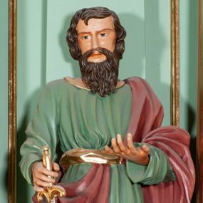 Zdjęcie nr 1: Rzeźba pełna, przedstawiająca św. Pawła. Święty ukazany frontalnie, z lewą ręką uniesioną na wysokość pasa, z mieczem skierowanym ku dołowi w prawej. Twarz szeroka o delikatnie rzeźbionych rysach, długim nosie i zmarszczonych brwiach, okolona brodą w postaci drobnych fal. Włosy półdługie, brązowe, nieznacznie kręcone. Święty ubrany jest w zieloną suknię, sięgającą połowy łydek, ze złotą lamówką u szyi oraz szarfą w talii; przepasany diagonalnie czerwonym płaszczem, opadającym z lewego ramienia na prawą nogę. Na nogach ma wiązane i złocone sandały.
Polichromia w odsłoniętych partiach ciała naturalistyczna, detale stroju złocone, miecz złocony i srebrzony.

