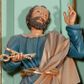 Zdjęcie nr 1: Rzeźba pełna, przedstawiająca św. Piotra. Święty ustawiony frontalnie z głową skierowaną w górę, przechyloną delikatnie w lewą stronę. W prawej, wyciągniętej przed siebie dłoni trzyma dwa złote klucze, a lewą unosi w geście oratorskim. Twarz szeroka, o delikatnie rzeźbionych rysach, oczach skierowanych ku górze; okolona krótką brodą. Włosy średniej długości, brązowe, delikatnie falowane, zasłaniające uszy. Ubrany jest w niebieską suknię, sięgającą do kostek ze złotą lamówką u szyi, przewiązaną w talii szerokim, złotym pasem. Przez lewe ramię i biodro przerzucony jest diagonalnie beżowy płaszcz. Spod tuniki widoczne są na stopach złote sandały.
Polichromia w odsłoniętych partiach ciała naturalistyczna, detale złocone.