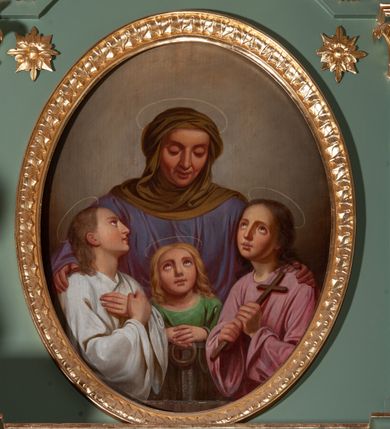 Zdjęcie nr 4: Ołtarz architektoniczny, jednoosiowy, jednokondygnacyjny ze zwieńczeniem. Mensa ołtarzowa prostopadłościenna, antepedium ujęte w ramę dekoracją ornamentalną z greckim krzyżem pośrodku. Tabernakulum w formie prostopadłościennej skrzynki, ujęte po bokach parą kanelowanych pilastrów, wspierających profilowany gzyms i trójkątny przyczółek, za którym stoi prosty tron wystawienia w formie podwyższonego cokołu. Drzwiczki w kształcie stojącego prostokąta z wpisaną w polu złoconą dekoracją winnej latorośli i motywem kielicha z hostią. Retabulum ołtarzowe wsparte na dwustrefowym cokole, ujęte po bokach parą zdwojonych pilastrów. Kondygnacja flankowana parą złoconych kolumn z kompozytowymi kapitelami, ustawionych na tle pilastrów. Podpory wspierają pełne belkowanie wyłamane nad polem środkowym. Na osi kolumn usadzona jest para klęczących aniołów. W polu głównym obraz w kształcie stojącego prostokąta przedstawiający św. Michała Archanioła. W górnych przyłuczach pola środkowego para gałązek palmowych przeplecionych przez wianki. Zwieńczenie w kształcie stojącego prostokąta, flankowane parą kanelowanych pilastrów o korynckich kapitelach podtrzymujących wyłamany gzyms w kształcie łuku nadwieszonego. W polu owalny obraz św. Zofii. U szczytu zatknięta promienista gloria z wpisanym pośrodku monogramem maryjnym na niebieskim tle w wieńcu utworzonym z obłoków. Struktura polichromowana w kolorze jasnozielonym, detale, ornamentyka i profilowania złocone i srebrzone.
