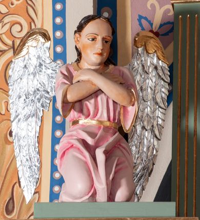 Zdjęcie nr 6: Ołtarz architektoniczny, jednoosiowy, jednokondygnacyjny ze zwieńczeniem. Mensa ołtarzowa prostopadłościenna, antepedium ujęte w ramę dekoracją ornamentalną z greckim krzyżem pośrodku. Tabernakulum w formie prostopadłościennej skrzynki, ujęte po bokach parą kanelowanych pilastrów, wspierających profilowany gzyms i trójkątny przyczółek, za którym stoi prosty tron wystawienia w formie podwyższonego cokołu. Drzwiczki w kształcie stojącego prostokąta z wpisaną w polu złoconą dekoracją winnej latorośli i motywem kielicha z hostią. Retabulum ołtarzowe wsparte na dwustrefowym cokole, ujęte po bokach parą zdwojonych pilastrów. Kondygnacja flankowana parą złoconych kolumn z kompozytowymi kapitelami, ustawionych na tle pilastrów. Podpory wspierają pełne belkowanie wyłamane nad polem środkowym. Na osi kolumn usadzona jest para klęczących aniołów. W polu głównym obraz w kształcie stojącego prostokąta przedstawiający św. Michała Archanioła. W górnych przyłuczach pola środkowego para gałązek palmowych przeplecionych przez wianki. Zwieńczenie w kształcie stojącego prostokąta, flankowane parą kanelowanych pilastrów o korynckich kapitelach podtrzymujących wyłamany gzyms w kształcie łuku nadwieszonego. W polu owalny obraz św. Zofii. U szczytu zatknięta promienista gloria z wpisanym pośrodku monogramem maryjnym na niebieskim tle w wieńcu utworzonym z obłoków. Struktura polichromowana w kolorze jasnozielonym, detale, ornamentyka i profilowania złocone i srebrzone.
