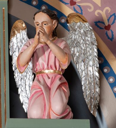 Zdjęcie nr 5: Ołtarz architektoniczny, jednoosiowy, jednokondygnacyjny ze zwieńczeniem. Mensa ołtarzowa prostopadłościenna, antepedium ujęte w ramę dekoracją ornamentalną z greckim krzyżem pośrodku. Tabernakulum w formie prostopadłościennej skrzynki, ujęte po bokach parą kanelowanych pilastrów, wspierających profilowany gzyms i trójkątny przyczółek, za którym stoi prosty tron wystawienia w formie podwyższonego cokołu. Drzwiczki w kształcie stojącego prostokąta z wpisaną w polu złoconą dekoracją winnej latorośli i motywem kielicha z hostią. Retabulum ołtarzowe wsparte na dwustrefowym cokole, ujęte po bokach parą zdwojonych pilastrów. Kondygnacja flankowana parą złoconych kolumn z kompozytowymi kapitelami, ustawionych na tle pilastrów. Podpory wspierają pełne belkowanie wyłamane nad polem środkowym. Na osi kolumn usadzona jest para klęczących aniołów. W polu głównym obraz w kształcie stojącego prostokąta przedstawiający św. Michała Archanioła. W górnych przyłuczach pola środkowego para gałązek palmowych przeplecionych przez wianki. Zwieńczenie w kształcie stojącego prostokąta, flankowane parą kanelowanych pilastrów o korynckich kapitelach podtrzymujących wyłamany gzyms w kształcie łuku nadwieszonego. W polu owalny obraz św. Zofii. U szczytu zatknięta promienista gloria z wpisanym pośrodku monogramem maryjnym na niebieskim tle w wieńcu utworzonym z obłoków. Struktura polichromowana w kolorze jasnozielonym, detale, ornamentyka i profilowania złocone i srebrzone.
