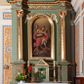 Zdjęcie nr 1: Ołtarz architektoniczny, jednoosiowy, jednokondygnacyjny ze zwieńczeniem. Mensa ołtarzowa prostopadłościenna, antepedium ujęte w ramę dekoracją ornamentalną z greckim krzyżem pośrodku. Tabernakulum w formie prostopadłościennej skrzynki, ujęte po bokach parą kanelowanych pilastrów, wspierających profilowany gzyms i trójkątny przyczółek, za którym stoi prosty tron wystawienia w formie podwyższonego cokołu. Drzwiczki w kształcie stojącego prostokąta z wpisaną w polu złoconą dekoracją winnej latorośli i motywem kielicha z hostią. Retabulum ołtarzowe wsparte na dwustrefowym cokole, ujęte po bokach parą zdwojonych pilastrów. Kondygnacja flankowana parą złoconych kolumn z kompozytowymi kapitelami, ustawionych na tle pilastrów. Podpory wspierają pełne belkowanie wyłamane nad polem środkowym. Na osi kolumn usadzona jest para klęczących aniołów. W polu głównym obraz w kształcie stojącego prostokąta przedstawiający św. Michała Archanioła. W górnych przyłuczach pola środkowego para gałązek palmowych przeplecionych przez wianki. Zwieńczenie w kształcie stojącego prostokąta, flankowane parą kanelowanych pilastrów o korynckich kapitelach podtrzymujących wyłamany gzyms w kształcie łuku nadwieszonego. W polu owalny obraz św. Zofii. U szczytu zatknięta promienista gloria z wpisanym pośrodku monogramem maryjnym na niebieskim tle w wieńcu utworzonym z obłoków. Struktura polichromowana w kolorze jasnozielonym, detale, ornamentyka i profilowania złocone i srebrzone.
