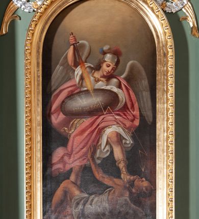 Zdjęcie nr 3: Ołtarz architektoniczny, jednoosiowy, jednokondygnacyjny ze zwieńczeniem. Mensa ołtarzowa prostopadłościenna, antepedium ujęte w ramę dekoracją ornamentalną z greckim krzyżem pośrodku. Tabernakulum w formie prostopadłościennej skrzynki, ujęte po bokach parą kanelowanych pilastrów, wspierających profilowany gzyms i trójkątny przyczółek, za którym stoi prosty tron wystawienia w formie podwyższonego cokołu. Drzwiczki w kształcie stojącego prostokąta z wpisaną w polu złoconą dekoracją winnej latorośli i motywem kielicha z hostią. Retabulum ołtarzowe wsparte na dwustrefowym cokole, ujęte po bokach parą zdwojonych pilastrów. Kondygnacja flankowana parą złoconych kolumn z kompozytowymi kapitelami, ustawionych na tle pilastrów. Podpory wspierają pełne belkowanie wyłamane nad polem środkowym. Na osi kolumn usadzona jest para klęczących aniołów. W polu głównym obraz w kształcie stojącego prostokąta przedstawiający św. Michała Archanioła. W górnych przyłuczach pola środkowego para gałązek palmowych przeplecionych przez wianki. Zwieńczenie w kształcie stojącego prostokąta, flankowane parą kanelowanych pilastrów o korynckich kapitelach podtrzymujących wyłamany gzyms w kształcie łuku nadwieszonego. W polu owalny obraz św. Zofii. U szczytu zatknięta promienista gloria z wpisanym pośrodku monogramem maryjnym na niebieskim tle w wieńcu utworzonym z obłoków. Struktura polichromowana w kolorze jasnozielonym, detale, ornamentyka i profilowania złocone i srebrzone.
