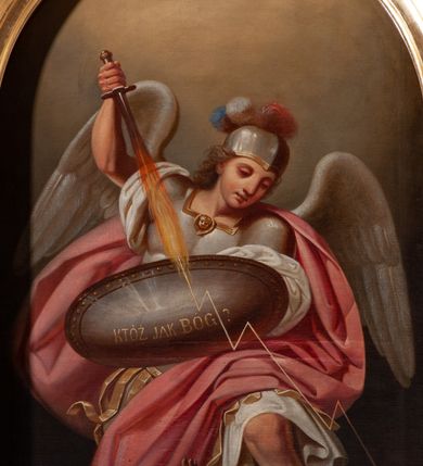 Zdjęcie nr 4: Obraz w kształcie stojącego prostokąta, zamkniętego łukiem półkolistym. W centrum kompozycji znajduje się św. Michał Archanioł w dynamicznej pozie, strącający szatana do piekła. Archanioł ukazany w postawie stojącej, z prawą nogą cofniętą do tyłu, lewą depczący szatana, z podniesioną prawą ręką do góry, w której trzyma płomienisty miecz skierowany ostrzem w dół, a w lewej owalną tarczę z napisem „KTÓŻ JAK BÓG?”. Od miecza biegnie zygzakiem piorun w stronę szatana. Twarz archanioła trójkątna, z długim i prostym nosem, wzrokiem skierowanym w dół. Włosy średniej długości, kręcone, rozwiane do tyłu. Archanioł ubrany jest w zbroję legionisty rzymskiego: ma białą tunikę obszytą złotą lamówką na brzegu, srebrny pancerz, hełm z trójkolorowym pióropuszem, rzymskie sandały oraz czerwony płaszcz rozwiany na wietrze; natomiast na plecach ma białe skrzydła. Na dole kompozycji ukazany jest szatan w pozycji leżącej z głową z prawej strony obrazu, lewą rękę wznoszący ku górze. Twarz owalna z rogami na czole, karnacja ciemna. Ubrany jest w białą szatę, odsłaniającą nagie ramiona i nogi; na plecach ma szare skrzydła nietoperza. Tło jednolite, szare, rozjaśnione w górnej części obrazu. Rama drewniana, złocona, od wewnątrz profilowana, od zewnątrz zdobiona astragalem.
