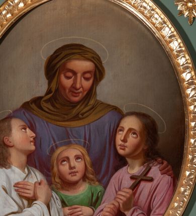 Zdjęcie nr 1: Obraz w kształcie owalnym z przedstawieniem św. Zofii z córkami. Święte ukazane w półpostaci, z przodu trzy córki, z tyłu matka obejmująca je rękami. Święta Zofia z głową pochyloną delikatnie w dół o trójkątnej twarzy z zamkniętymi oczami i o długim nosie. Ubrana jest w fioletową suknię oraz jasnobrązową podwikę. Córka po lewej stronie zwrócona jest trzy czwarte w lewo, z rękami skrzyżowanymi na piersi, z twarzą ujętą z prawego profilu. Ubrana jest w białą szatę. Po prawej stronie druga córka zwrócona trzy czwarte w prawo. W dłoniach trzyma prosty krzyż. Ubrana jest w różową szatę. Pośrodku najmniejsza córka, ukazana frontalnie z dłońmi wspartymi na ruszcie, ubrana w zieloną suknię. Wszystkie o podobnych rysach fizjonomicznych twarzy, owalnym kształcie, dużych oczach i długich nosach z wyraźnie podkreśloną linią ust. Włosy długie, kręcone, opadające na plecy: córka pośrodku o włosach jasnych, pozostałe o ciemnych. Nad głowami świętych niewiast umieszczone złote i okrągłe nimby. Tło jednolite szaro-brązowe. Na ruszcie sygnatura artysty malowana pionowo: „1869 w Krakowie / Wojciech Eljasz”. Rama drewniana, złocona, zdobiona kimationem.

