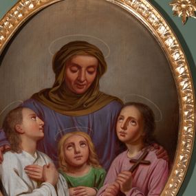 Zdjęcie nr 1: Obraz w kształcie owalnym z przedstawieniem św. Zofii z córkami. Święte ukazane w półpostaci, z przodu trzy córki, z tyłu matka obejmująca je rękami. Święta Zofia z głową pochyloną delikatnie w dół o trójkątnej twarzy z zamkniętymi oczami i o długim nosie. Ubrana jest w fioletową suknię oraz jasnobrązową podwikę. Córka po lewej stronie zwrócona jest trzy czwarte w lewo, z rękami skrzyżowanymi na piersi, z twarzą ujętą z prawego profilu. Ubrana jest w białą szatę. Po prawej stronie druga córka zwrócona trzy czwarte w prawo. W dłoniach trzyma prosty krzyż. Ubrana jest w różową szatę. Pośrodku najmniejsza córka, ukazana frontalnie z dłońmi wspartymi na ruszcie, ubrana w zieloną suknię. Wszystkie o podobnych rysach fizjonomicznych twarzy, owalnym kształcie, dużych oczach i długich nosach z wyraźnie podkreśloną linią ust. Włosy długie, kręcone, opadające na plecy: córka pośrodku o włosach jasnych, pozostałe o ciemnych. Nad głowami świętych niewiast umieszczone złote i okrągłe nimby. Tło jednolite szaro-brązowe. Na ruszcie sygnatura artysty malowana pionowo: „1869 w Krakowie / Wojciech Eljasz”. Rama drewniana, złocona, zdobiona kimationem.

