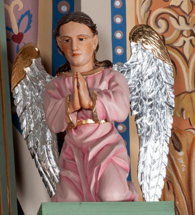 Zdjęcie nr 8: Ołtarz architektoniczny, jednoosiowy, jednokondygnacyjny ze zwieńczeniem. Mensa ołtarzowa prostopadłościenna, antepedium ujęte w ramę z dekoracją ornamentalną z greckim krzyżem pośrodku. Tabernakulum w formie prostopadłościennej skrzynki, ujęte po bokach parą kanelowanych pilastrów, wspierających profilowany gzyms i trójkątny przyczółek, za którym stoi prosty tron wystawienia w formie podwyższonego cokołu. Drzwiczki w kształcie stojącego prostokąta z wpisaną w polu złoconą dekoracją winnej latorośli i motywem kielicha z hostią. Retabulum ołtarzowe wsparte na dwustrefowym cokole, ujęte po bokach parą zdwojonych pilastrów. Kondygnacja flankowana parą złoconych kolumn z kompozytowymi kapitelami, ustawionych na tle pilastrów. Podpory wspierają pełne belkowanie wyłamane nad polem środkowym. Na osi kolumn usadzona jest para klęczących aniołów. W polu głównym obraz w kształcie stojącego prostokąta zakończonego łukiem półkolistym przedstawiający świętych apostołów: Filipa i Jakuba. W górnych przyłuczach pola środkowego para gałązek palmowych przeplecionych przez wianki. Fryz zdobiony wicią z liści akantu, na impostach rozetki, wyżej czerwony gzyms dekorowany kostkowaniem i kimationem. Zwieńczenie w kształcie stojącego prostokąta, flankowane parą kanelowanych pilastrów o korynckich kapitelach podtrzymujących wyłamany gzyms w kształcie łuku nadwieszonego. W polu owalny obraz św. Mikołaja. U szczytu zatknięta promienista gloria z wpisanym pośrodku monogramem IHS na czerwonym tle w wieńcu utworzonym z obłoków. Struktura polichromowana w kolorze jasnozielonym, detale, ornamentyka i profilowania złocone i srebrzone.