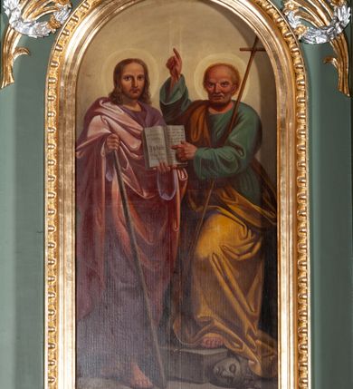 Zdjęcie nr 5: Ołtarz architektoniczny, jednoosiowy, jednokondygnacyjny ze zwieńczeniem. Mensa ołtarzowa prostopadłościenna, antepedium ujęte w ramę z dekoracją ornamentalną z greckim krzyżem pośrodku. Tabernakulum w formie prostopadłościennej skrzynki, ujęte po bokach parą kanelowanych pilastrów, wspierających profilowany gzyms i trójkątny przyczółek, za którym stoi prosty tron wystawienia w formie podwyższonego cokołu. Drzwiczki w kształcie stojącego prostokąta z wpisaną w polu złoconą dekoracją winnej latorośli i motywem kielicha z hostią. Retabulum ołtarzowe wsparte na dwustrefowym cokole, ujęte po bokach parą zdwojonych pilastrów. Kondygnacja flankowana parą złoconych kolumn z kompozytowymi kapitelami, ustawionych na tle pilastrów. Podpory wspierają pełne belkowanie wyłamane nad polem środkowym. Na osi kolumn usadzona jest para klęczących aniołów. W polu głównym obraz w kształcie stojącego prostokąta zakończonego łukiem półkolistym przedstawiający świętych apostołów: Filipa i Jakuba. W górnych przyłuczach pola środkowego para gałązek palmowych przeplecionych przez wianki. Fryz zdobiony wicią z liści akantu, na impostach rozetki, wyżej czerwony gzyms dekorowany kostkowaniem i kimationem. Zwieńczenie w kształcie stojącego prostokąta, flankowane parą kanelowanych pilastrów o korynckich kapitelach podtrzymujących wyłamany gzyms w kształcie łuku nadwieszonego. W polu owalny obraz św. Mikołaja. U szczytu zatknięta promienista gloria z wpisanym pośrodku monogramem IHS na czerwonym tle w wieńcu utworzonym z obłoków. Struktura polichromowana w kolorze jasnozielonym, detale, ornamentyka i profilowania złocone i srebrzone.