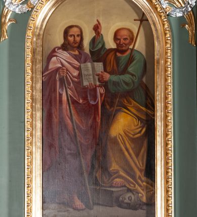 Zdjęcie nr 1: Obraz w kształcie stojącego prostokąta, zamkniętego łukiem półkolistym, przedstawiający św. Filipa i św. Jakuba Większego stojących obok siebie. Po lewej stronie św. Jakub z prawą nogą wysuniętą do przodu, w prawej dłoni trzyma kij pielgrzyma, a w lewej otwartą księgę z napisem: „List / powszechny / S(więtego) Jakóba. / Jakób / Sługa Boży / i Pana Jezusa / Cóż pomoże bra/cia moi! jeźli by / kto rzekł: iż ma / wiarę, a uczyn/ków nie ma / Albowiem / jak ciało / bez / duszy”. Twarz świętego o rysach młodzieńczych z dużymi oczami i długim nosem, okolona delikatnym zarostem. Włosy długie, kręcone, sięgające do ramion. Ubrany jest w fioletową suknię i obszerny jasnoczerwony płaszcz. Po prawej stronie obrazu stoi św. Filip z lewą nogą wspartą na powalonym postumencie, zwieńczonym rzymską głową, oplecioną wieńcem z rogami. Święty lewą dłonią pokazuje na słowa zapisane w księdze trzymanej przez św. Jakuba, a prawą wskazuje na niebo. O jego lewe ramię oparty jest długi krzyż. Twarz o rysach dojrzałego mężczyzny, szeroka, okolona siwą i krótką brodą. Ubrany jest w zieloną suknię oraz złoty płaszcz odsłaniający lewe ramię. Obaj święci mają wokół głów złote i koliste nimby. Tło obrazu jednolite, żółte o stonowanym odcieniu, u dołu kamienna posadzka. Rama drewniana, złocona, profilowana, od zewnątrz zdobiona astragalem. 