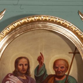Zdjęcie nr 1: Obraz w kształcie stojącego prostokąta, zamkniętego łukiem półkolistym, przedstawiający św. Filipa i św. Jakuba Większego stojących obok siebie. Po lewej stronie św. Jakub z prawą nogą wysuniętą do przodu, w prawej dłoni trzyma kij pielgrzyma, a w lewej otwartą księgę z napisem: „List / powszechny / S(więtego) Jakóba. / Jakób / Sługa Boży / i Pana Jezusa / Cóż pomoże bra/cia moi! jeźli by / kto rzekł: iż ma / wiarę, a uczyn/ków nie ma / Albowiem / jak ciało / bez / duszy”. Twarz świętego o rysach młodzieńczych z dużymi oczami i długim nosem, okolona delikatnym zarostem. Włosy długie, kręcone, sięgające do ramion. Ubrany jest w fioletową suknię i obszerny jasnoczerwony płaszcz. Po prawej stronie obrazu stoi św. Filip z lewą nogą wspartą na powalonym postumencie, zwieńczonym rzymską głową, oplecioną wieńcem z rogami. Święty lewą dłonią pokazuje na słowa zapisane w księdze trzymanej przez św. Jakuba, a prawą wskazuje na niebo. O jego lewe ramię oparty jest długi krzyż. Twarz o rysach dojrzałego mężczyzny, szeroka, okolona siwą i krótką brodą. Ubrany jest w zieloną suknię oraz złoty płaszcz odsłaniający lewe ramię. Obaj święci mają wokół głów złote i koliste nimby. Tło obrazu jednolite, żółte o stonowanym odcieniu, u dołu kamienna posadzka. Rama drewniana, złocona, profilowana, od zewnątrz zdobiona astragalem. 