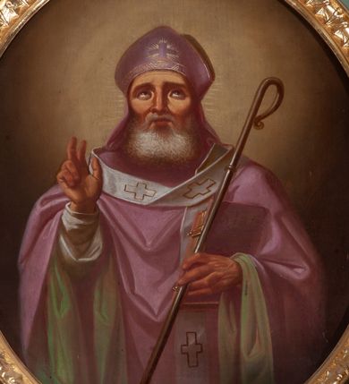 Zdjęcie nr 1: Obraz w kształcie owalu z przedstawieniem św. Mikołaja. Święty ukazany w półpostaci, frontalnie, z prawą ręką wzniesioną w geście błogosławieństwa, z pastorałem w lewej, w której przytrzymuje również księgę. Twarz szeroka o wyraźnie podkreślonych kościach policzkowych, oczy wzniesione ku górze, broda siwa i gęsta. Ubrany jest w białą albę, różowy i szeroki ornat z zieloną podszewką oraz biały paliusz. Na głowie ma założoną fioletową infułę, zdobioną prostym krzyżykiem. Pastorał o prostych formach z zawiniętą krzywaśnią, bez zdobień. Księga w czerwonej oprawie z napisem „S(więty) Jan / Chryzostom / [...]”. Tło jednolite, ciemnobrązowe, rozjaśnione wokół głowy świętego. Rama drewniana, złocona, dekorowana kimationem.

