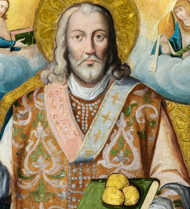 Zdjęcie nr 22: Ołtarz przyścienny, dwukondygnacyjny, jednoosiowy o formach architektonicznych; uszaty. Mensa drewniana, prostopadłościenna; antependium ujęte płaskorzeźbioną, złoconą ramą z dekoracją akantową. Lico malowane z monogramem maryjnym w otoczeniu barwnej dekoracji roślinno-kwiatowej na jasnobeżowym tle. W predelli rama w kształcie leżącego prostokąta ujęta ornamentem kartuszowym mieszcząca pierwotnie niezachowaną dekorację malarską. Nastawa ustawiona na wysokim cokole, ujęta kompozytowymi kolumnami dźwigającymi przełamujące się na osiach podpór pełne belkowanie z kostkowanym achitrawem, płaskorzeźbionym w motyw akantu i uskrzydlonych główek anielskich fryzem oraz wydatnym gzymsem. Kolumny w jednej trzeciej wysokości ujęte profilowanymi opaskami; trzony poniżej opasek zdobione motywem główek anielskich; powyżej płaskorzeźbiona dekoracja arabeskowa. W polu ołtarza prostokątna rama zamknięta łukiem półokrągłym mieszcząca obraz św. Mikołaja; w przyłuczach ramy umieszczone płaskorzeźbione, uskrzydlone główki anielskie. Kondygnacja druga ujęta hermowymi pilastrami dźwigającymi uproszczone belkowanie z wydatnym gzymsem. W polu obraz św. Benedykta o kształcie stojącego prostokąta w złoconej, profilowanej ramie. Na osiach kolumn, ustawione rzeźby św. Piotra (z prawej) i św. Pawła (z lewej) na tle esowatych wolut. Całość nastawy ujęta ażurowymi uszami utworzonymi z ornamentu okuciowego mieszczącymi nisze z rzeźbami św. Cecylii (z lewej) oraz św. Teresy z Avila (z prawej) umieszczonymi na tle muszli. Ponad niszami maszkarony trzymające w pyskach spływające do dołu draperie. Struktura ołtarza oraz partie szat postaci złocone; karnacje rzeźb polichromowane.
