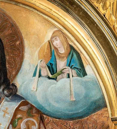 Zdjęcie nr 28: Ołtarz przyścienny, dwukondygnacyjny, jednoosiowy o formach architektonicznych; uszaty. Mensa drewniana, prostopadłościenna; antependium ujęte płaskorzeźbioną, złoconą ramą z dekoracją akantową. Lico malowane z monogramem maryjnym w otoczeniu barwnej dekoracji roślinno-kwiatowej na jasnobeżowym tle. W predelli rama w kształcie leżącego prostokąta ujęta ornamentem kartuszowym mieszcząca pierwotnie niezachowaną dekorację malarską. Nastawa ustawiona na wysokim cokole, ujęta kompozytowymi kolumnami dźwigającymi przełamujące się na osiach podpór pełne belkowanie z kostkowanym achitrawem, płaskorzeźbionym w motyw akantu i uskrzydlonych główek anielskich fryzem oraz wydatnym gzymsem. Kolumny w jednej trzeciej wysokości ujęte profilowanymi opaskami; trzony poniżej opasek zdobione motywem główek anielskich; powyżej płaskorzeźbiona dekoracja arabeskowa. W polu ołtarza prostokątna rama zamknięta łukiem półokrągłym mieszcząca obraz św. Mikołaja; w przyłuczach ramy umieszczone płaskorzeźbione, uskrzydlone główki anielskie. Kondygnacja druga ujęta hermowymi pilastrami dźwigającymi uproszczone belkowanie z wydatnym gzymsem. W polu obraz św. Benedykta o kształcie stojącego prostokąta w złoconej, profilowanej ramie. Na osiach kolumn, ustawione rzeźby św. Piotra (z prawej) i św. Pawła (z lewej) na tle esowatych wolut. Całość nastawy ujęta ażurowymi uszami utworzonymi z ornamentu okuciowego mieszczącymi nisze z rzeźbami św. Cecylii (z lewej) oraz św. Teresy z Avila (z prawej) umieszczonymi na tle muszli. Ponad niszami maszkarony trzymające w pyskach spływające do dołu draperie. Struktura ołtarza oraz partie szat postaci złocone; karnacje rzeźb polichromowane.
