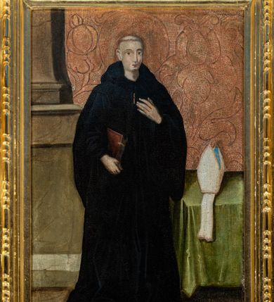 Zdjęcie nr 29: Ołtarz przyścienny, dwukondygnacyjny, jednoosiowy o formach architektonicznych; uszaty. Mensa drewniana, prostopadłościenna; antependium ujęte płaskorzeźbioną, złoconą ramą z dekoracją akantową. Lico malowane z monogramem maryjnym w otoczeniu barwnej dekoracji roślinno-kwiatowej na jasnobeżowym tle. W predelli rama w kształcie leżącego prostokąta ujęta ornamentem kartuszowym mieszcząca pierwotnie niezachowaną dekorację malarską. Nastawa ustawiona na wysokim cokole, ujęta kompozytowymi kolumnami dźwigającymi przełamujące się na osiach podpór pełne belkowanie z kostkowanym achitrawem, płaskorzeźbionym w motyw akantu i uskrzydlonych główek anielskich fryzem oraz wydatnym gzymsem. Kolumny w jednej trzeciej wysokości ujęte profilowanymi opaskami; trzony poniżej opasek zdobione motywem główek anielskich; powyżej płaskorzeźbiona dekoracja arabeskowa. W polu ołtarza prostokątna rama zamknięta łukiem półokrągłym mieszcząca obraz św. Mikołaja; w przyłuczach ramy umieszczone płaskorzeźbione, uskrzydlone główki anielskie. Kondygnacja druga ujęta hermowymi pilastrami dźwigającymi uproszczone belkowanie z wydatnym gzymsem. W polu obraz św. Benedykta o kształcie stojącego prostokąta w złoconej, profilowanej ramie. Na osiach kolumn, ustawione rzeźby św. Piotra (z prawej) i św. Pawła (z lewej) na tle esowatych wolut. Całość nastawy ujęta ażurowymi uszami utworzonymi z ornamentu okuciowego mieszczącymi nisze z rzeźbami św. Cecylii (z lewej) oraz św. Teresy z Avila (z prawej) umieszczonymi na tle muszli. Ponad niszami maszkarony trzymające w pyskach spływające do dołu draperie. Struktura ołtarza oraz partie szat postaci złocone; karnacje rzeźb polichromowane.
