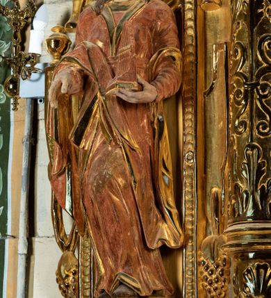 Zdjęcie nr 11: Ołtarz przyścienny, dwukondygnacyjny, jednoosiowy o formach architektonicznych; uszaty. Mensa drewniana, prostopadłościenna; antependium ujęte płaskorzeźbioną, złoconą ramą z dekoracją akantową. Lico malowane z monogramem maryjnym w otoczeniu barwnej dekoracji roślinno-kwiatowej na jasnobeżowym tle. W predelli rama w kształcie leżącego prostokąta ujęta ornamentem kartuszowym mieszcząca pierwotnie niezachowaną dekorację malarską. Nastawa ustawiona na wysokim cokole, ujęta kompozytowymi kolumnami dźwigającymi przełamujące się na osiach podpór pełne belkowanie z kostkowanym achitrawem, płaskorzeźbionym w motyw akantu i uskrzydlonych główek anielskich fryzem oraz wydatnym gzymsem. Kolumny w jednej trzeciej wysokości ujęte profilowanymi opaskami; trzony poniżej opasek zdobione motywem główek anielskich; powyżej płaskorzeźbiona dekoracja arabeskowa. W polu ołtarza prostokątna rama zamknięta łukiem półokrągłym mieszcząca obraz św. Mikołaja; w przyłuczach ramy umieszczone płaskorzeźbione, uskrzydlone główki anielskie. Kondygnacja druga ujęta hermowymi pilastrami dźwigającymi uproszczone belkowanie z wydatnym gzymsem. W polu obraz św. Benedykta o kształcie stojącego prostokąta w złoconej, profilowanej ramie. Na osiach kolumn, ustawione rzeźby św. Piotra (z prawej) i św. Pawła (z lewej) na tle esowatych wolut. Całość nastawy ujęta ażurowymi uszami utworzonymi z ornamentu okuciowego mieszczącymi nisze z rzeźbami św. Cecylii (z lewej) oraz św. Teresy z Avila (z prawej) umieszczonymi na tle muszli. Ponad niszami maszkarony trzymające w pyskach spływające do dołu draperie. Struktura ołtarza oraz partie szat postaci złocone; karnacje rzeźb polichromowane.
