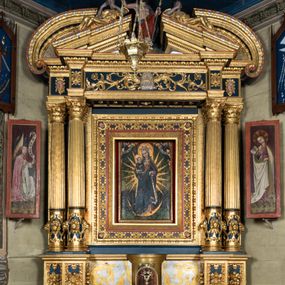 Zdjęcie nr 1: Nastawa ołtarzowa drewniana, architektoniczna, jednoosiowa, jednokondygnacyjna z predellą i zwieńczeniem. Retabulum na wysokim cokole zwieńczonym profilowanym gzymsem; lica wypełnione złoconym ornamentem kwiatowym i winnymi gronami. Predella srebrzona z rytym, złoconym ornamentem akantowym; za tabernakulum, na osi predelli wypukły kartusz z napisem: AVE REGINA COELORUM/ MATER REGIS ANGELORUM. O MARIA/ FLOS VIRGINUM/ VELUT ROSA VEL LILIUM/ FUNDE PRAECES AD FILIUM/ PRO SALUTE FIDELIUM. Nastawa ujęta parą zdwojonych kolumn o kompozytowych kapitelach; trzony w 1/3 wysokości przedzielone pierścieniem, w dolnej partii z dekoracją snycerską (płaskorzeźbione lwie główki, kaboszony, ornament okuciowy); w górnej części kanelowane. Kolumny podtrzymują pełne belkowanie przełamane na osi kolumn, zwieńczone trójkątnym, przerwanym przyczółkiem, na którym półleżące postacie aniołów. Na drugim planie, po bokach przyczółka profilowane, złocone spływy wolutowe. Gzymsy profilowane, złocone z kostkowaniem i kimationem. W zwieńczeniu, na osi ołtarza pełnoplastyczna, polichromowana figura Chrystusa Zmartwychwstałego. W polu środkowym ołtarza prostokątna, rozglifiona płycina w bogatym, płaskorzeźbionym i złoconym obramieniu mieszcząca obraz Matki Boskiej Niepokalanie Poczętej. W narożach obramienia płaskorzeźbione i polichromowane główki anielskie. Na podniebiu architrawu złocone róże umieszczone w prostokątnych kasetonach; w partii fryzu złocony ornament roślinny z umieszczonym na osi monogramem Marii. W polach na osi kolumn ornament kartuszowy z rautami (w osiach środkowych) oraz płaskorzeźbione i polichromowane główki kobiece (w osiach skrajnych). Tabernakulum drewniane o formach architektonicznych, z wypukłym licem, ustawione na mensie, na osi ołtarza na niewysokim, profilowanym i złoconym cokole, zwieńczone analogicznym gzymsem. Na drzwiczkach płaskorzeźbiony kielich z hostią. Struktura ołtarza polichromowana na kolor ciemnozielony z elementami ciemnej czerwieni i złocona; partie ornamentów i załamania profili architektonicznych złocone. 