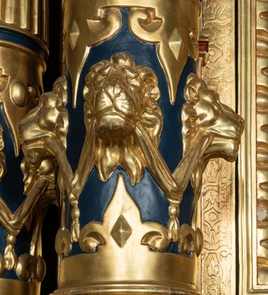 Zdjęcie nr 5: Nastawa ołtarzowa drewniana, architektoniczna, jednoosiowa, jednokondygnacyjna z predellą i zwieńczeniem. Retabulum na wysokim cokole zwieńczonym profilowanym gzymsem; lica wypełnione złoconym ornamentem kwiatowym i winnymi gronami. Predella srebrzona z rytym, złoconym ornamentem akantowym; za tabernakulum, na osi predelli wypukły kartusz z napisem: AVE REGINA COELORUM/ MATER REGIS ANGELORUM. O MARIA/ FLOS VIRGINUM/ VELUT ROSA VEL LILIUM/ FUNDE PRAECES AD FILIUM/ PRO SALUTE FIDELIUM. Nastawa ujęta parą zdwojonych kolumn o kompozytowych kapitelach; trzony w 1/3 wysokości przedzielone pierścieniem, w dolnej partii z dekoracją snycerską (płaskorzeźbione lwie główki, kaboszony, ornament okuciowy); w górnej części kanelowane. Kolumny podtrzymują pełne belkowanie przełamane na osi kolumn, zwieńczone trójkątnym, przerwanym przyczółkiem, na którym półleżące postacie aniołów. Na drugim planie, po bokach przyczółka profilowane, złocone spływy wolutowe. Gzymsy profilowane, złocone z kostkowaniem i kimationem. W zwieńczeniu, na osi ołtarza pełnoplastyczna, polichromowana figura Chrystusa Zmartwychwstałego. W polu środkowym ołtarza prostokątna, rozglifiona płycina w bogatym, płaskorzeźbionym i złoconym obramieniu mieszcząca obraz Matki Boskiej Niepokalanie Poczętej. W narożach obramienia płaskorzeźbione i polichromowane główki anielskie. Na podniebiu architrawu złocone róże umieszczone w prostokątnych kasetonach; w partii fryzu złocony ornament roślinny z umieszczonym na osi monogramem Marii. W polach na osi kolumn ornament kartuszowy z rautami (w osiach środkowych) oraz płaskorzeźbione i polichromowane główki kobiece (w osiach skrajnych). Tabernakulum drewniane o formach architektonicznych, z wypukłym licem, ustawione na mensie, na osi ołtarza na niewysokim, profilowanym i złoconym cokole, zwieńczone analogicznym gzymsem. Na drzwiczkach płaskorzeźbiony kielich z hostią. Struktura ołtarza polichromowana na kolor ciemnozielony z elementami ciemnej czerwieni i złocona; partie ornamentów i załamania profili architektonicznych złocone. 