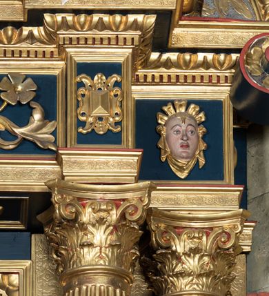 Zdjęcie nr 7: Nastawa ołtarzowa drewniana, architektoniczna, jednoosiowa, jednokondygnacyjna z predellą i zwieńczeniem. Retabulum na wysokim cokole zwieńczonym profilowanym gzymsem; lica wypełnione złoconym ornamentem kwiatowym i winnymi gronami. Predella srebrzona z rytym, złoconym ornamentem akantowym; za tabernakulum, na osi predelli wypukły kartusz z napisem: AVE REGINA COELORUM/ MATER REGIS ANGELORUM. O MARIA/ FLOS VIRGINUM/ VELUT ROSA VEL LILIUM/ FUNDE PRAECES AD FILIUM/ PRO SALUTE FIDELIUM. Nastawa ujęta parą zdwojonych kolumn o kompozytowych kapitelach; trzony w 1/3 wysokości przedzielone pierścieniem, w dolnej partii z dekoracją snycerską (płaskorzeźbione lwie główki, kaboszony, ornament okuciowy); w górnej części kanelowane. Kolumny podtrzymują pełne belkowanie przełamane na osi kolumn, zwieńczone trójkątnym, przerwanym przyczółkiem, na którym półleżące postacie aniołów. Na drugim planie, po bokach przyczółka profilowane, złocone spływy wolutowe. Gzymsy profilowane, złocone z kostkowaniem i kimationem. W zwieńczeniu, na osi ołtarza pełnoplastyczna, polichromowana figura Chrystusa Zmartwychwstałego. W polu środkowym ołtarza prostokątna, rozglifiona płycina w bogatym, płaskorzeźbionym i złoconym obramieniu mieszcząca obraz Matki Boskiej Niepokalanie Poczętej. W narożach obramienia płaskorzeźbione i polichromowane główki anielskie. Na podniebiu architrawu złocone róże umieszczone w prostokątnych kasetonach; w partii fryzu złocony ornament roślinny z umieszczonym na osi monogramem Marii. W polach na osi kolumn ornament kartuszowy z rautami (w osiach środkowych) oraz płaskorzeźbione i polichromowane główki kobiece (w osiach skrajnych). Tabernakulum drewniane o formach architektonicznych, z wypukłym licem, ustawione na mensie, na osi ołtarza na niewysokim, profilowanym i złoconym cokole, zwieńczone analogicznym gzymsem. Na drzwiczkach płaskorzeźbiony kielich z hostią. Struktura ołtarza polichromowana na kolor ciemnozielony z elementami ciemnej czerwieni i złocona; partie ornamentów i załamania profili architektonicznych złocone. 