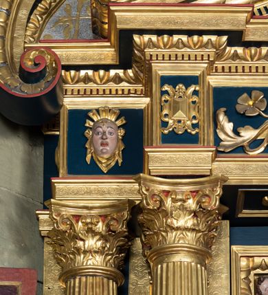 Zdjęcie nr 9: Nastawa ołtarzowa drewniana, architektoniczna, jednoosiowa, jednokondygnacyjna z predellą i zwieńczeniem. Retabulum na wysokim cokole zwieńczonym profilowanym gzymsem; lica wypełnione złoconym ornamentem kwiatowym i winnymi gronami. Predella srebrzona z rytym, złoconym ornamentem akantowym; za tabernakulum, na osi predelli wypukły kartusz z napisem: AVE REGINA COELORUM/ MATER REGIS ANGELORUM. O MARIA/ FLOS VIRGINUM/ VELUT ROSA VEL LILIUM/ FUNDE PRAECES AD FILIUM/ PRO SALUTE FIDELIUM. Nastawa ujęta parą zdwojonych kolumn o kompozytowych kapitelach; trzony w 1/3 wysokości przedzielone pierścieniem, w dolnej partii z dekoracją snycerską (płaskorzeźbione lwie główki, kaboszony, ornament okuciowy); w górnej części kanelowane. Kolumny podtrzymują pełne belkowanie przełamane na osi kolumn, zwieńczone trójkątnym, przerwanym przyczółkiem, na którym półleżące postacie aniołów. Na drugim planie, po bokach przyczółka profilowane, złocone spływy wolutowe. Gzymsy profilowane, złocone z kostkowaniem i kimationem. W zwieńczeniu, na osi ołtarza pełnoplastyczna, polichromowana figura Chrystusa Zmartwychwstałego. W polu środkowym ołtarza prostokątna, rozglifiona płycina w bogatym, płaskorzeźbionym i złoconym obramieniu mieszcząca obraz Matki Boskiej Niepokalanie Poczętej. W narożach obramienia płaskorzeźbione i polichromowane główki anielskie. Na podniebiu architrawu złocone róże umieszczone w prostokątnych kasetonach; w partii fryzu złocony ornament roślinny z umieszczonym na osi monogramem Marii. W polach na osi kolumn ornament kartuszowy z rautami (w osiach środkowych) oraz płaskorzeźbione i polichromowane główki kobiece (w osiach skrajnych). Tabernakulum drewniane o formach architektonicznych, z wypukłym licem, ustawione na mensie, na osi ołtarza na niewysokim, profilowanym i złoconym cokole, zwieńczone analogicznym gzymsem. Na drzwiczkach płaskorzeźbiony kielich z hostią. Struktura ołtarza polichromowana na kolor ciemnozielony z elementami ciemnej czerwieni i złocona; partie ornamentów i załamania profili architektonicznych złocone. 