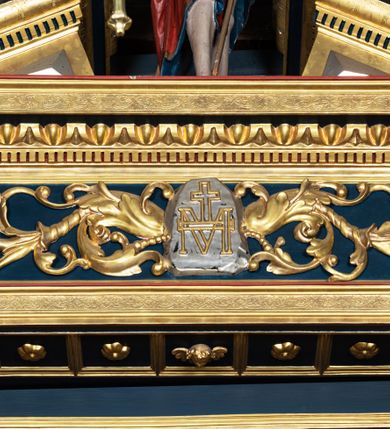 Zdjęcie nr 12: Nastawa ołtarzowa drewniana, architektoniczna, jednoosiowa, jednokondygnacyjna z predellą i zwieńczeniem. Retabulum na wysokim cokole zwieńczonym profilowanym gzymsem; lica wypełnione złoconym ornamentem kwiatowym i winnymi gronami. Predella srebrzona z rytym, złoconym ornamentem akantowym; za tabernakulum, na osi predelli wypukły kartusz z napisem: AVE REGINA COELORUM/ MATER REGIS ANGELORUM. O MARIA/ FLOS VIRGINUM/ VELUT ROSA VEL LILIUM/ FUNDE PRAECES AD FILIUM/ PRO SALUTE FIDELIUM. Nastawa ujęta parą zdwojonych kolumn o kompozytowych kapitelach; trzony w 1/3 wysokości przedzielone pierścieniem, w dolnej partii z dekoracją snycerską (płaskorzeźbione lwie główki, kaboszony, ornament okuciowy); w górnej części kanelowane. Kolumny podtrzymują pełne belkowanie przełamane na osi kolumn, zwieńczone trójkątnym, przerwanym przyczółkiem, na którym półleżące postacie aniołów. Na drugim planie, po bokach przyczółka profilowane, złocone spływy wolutowe. Gzymsy profilowane, złocone z kostkowaniem i kimationem. W zwieńczeniu, na osi ołtarza pełnoplastyczna, polichromowana figura Chrystusa Zmartwychwstałego. W polu środkowym ołtarza prostokątna, rozglifiona płycina w bogatym, płaskorzeźbionym i złoconym obramieniu mieszcząca obraz Matki Boskiej Niepokalanie Poczętej. W narożach obramienia płaskorzeźbione i polichromowane główki anielskie. Na podniebiu architrawu złocone róże umieszczone w prostokątnych kasetonach; w partii fryzu złocony ornament roślinny z umieszczonym na osi monogramem Marii. W polach na osi kolumn ornament kartuszowy z rautami (w osiach środkowych) oraz płaskorzeźbione i polichromowane główki kobiece (w osiach skrajnych). Tabernakulum drewniane o formach architektonicznych, z wypukłym licem, ustawione na mensie, na osi ołtarza na niewysokim, profilowanym i złoconym cokole, zwieńczone analogicznym gzymsem. Na drzwiczkach płaskorzeźbiony kielich z hostią. Struktura ołtarza polichromowana na kolor ciemnozielony z elementami ciemnej czerwieni i złocona; partie ornamentów i załamania profili architektonicznych złocone. 