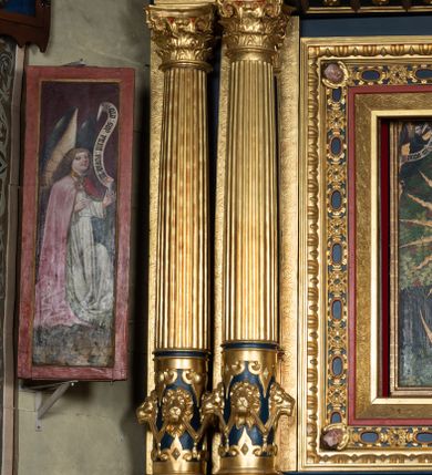 Zdjęcie nr 11: Nastawa ołtarzowa drewniana, architektoniczna, jednoosiowa, jednokondygnacyjna z predellą i zwieńczeniem. Retabulum na wysokim cokole zwieńczonym profilowanym gzymsem; lica wypełnione złoconym ornamentem kwiatowym i winnymi gronami. Predella srebrzona z rytym, złoconym ornamentem akantowym; za tabernakulum, na osi predelli wypukły kartusz z napisem: AVE REGINA COELORUM/ MATER REGIS ANGELORUM. O MARIA/ FLOS VIRGINUM/ VELUT ROSA VEL LILIUM/ FUNDE PRAECES AD FILIUM/ PRO SALUTE FIDELIUM. Nastawa ujęta parą zdwojonych kolumn o kompozytowych kapitelach; trzony w 1/3 wysokości przedzielone pierścieniem, w dolnej partii z dekoracją snycerską (płaskorzeźbione lwie główki, kaboszony, ornament okuciowy); w górnej części kanelowane. Kolumny podtrzymują pełne belkowanie przełamane na osi kolumn, zwieńczone trójkątnym, przerwanym przyczółkiem, na którym półleżące postacie aniołów. Na drugim planie, po bokach przyczółka profilowane, złocone spływy wolutowe. Gzymsy profilowane, złocone z kostkowaniem i kimationem. W zwieńczeniu, na osi ołtarza pełnoplastyczna, polichromowana figura Chrystusa Zmartwychwstałego. W polu środkowym ołtarza prostokątna, rozglifiona płycina w bogatym, płaskorzeźbionym i złoconym obramieniu mieszcząca obraz Matki Boskiej Niepokalanie Poczętej. W narożach obramienia płaskorzeźbione i polichromowane główki anielskie. Na podniebiu architrawu złocone róże umieszczone w prostokątnych kasetonach; w partii fryzu złocony ornament roślinny z umieszczonym na osi monogramem Marii. W polach na osi kolumn ornament kartuszowy z rautami (w osiach środkowych) oraz płaskorzeźbione i polichromowane główki kobiece (w osiach skrajnych). Tabernakulum drewniane o formach architektonicznych, z wypukłym licem, ustawione na mensie, na osi ołtarza na niewysokim, profilowanym i złoconym cokole, zwieńczone analogicznym gzymsem. Na drzwiczkach płaskorzeźbiony kielich z hostią. Struktura ołtarza polichromowana na kolor ciemnozielony z elementami ciemnej czerwieni i złocona; partie ornamentów i załamania profili architektonicznych złocone. 