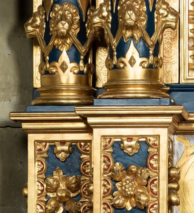 Zdjęcie nr 10: Nastawa ołtarzowa drewniana, architektoniczna, jednoosiowa, jednokondygnacyjna z predellą i zwieńczeniem. Retabulum na wysokim cokole zwieńczonym profilowanym gzymsem; lica wypełnione złoconym ornamentem kwiatowym i winnymi gronami. Predella srebrzona z rytym, złoconym ornamentem akantowym; za tabernakulum, na osi predelli wypukły kartusz z napisem: AVE REGINA COELORUM/ MATER REGIS ANGELORUM. O MARIA/ FLOS VIRGINUM/ VELUT ROSA VEL LILIUM/ FUNDE PRAECES AD FILIUM/ PRO SALUTE FIDELIUM. Nastawa ujęta parą zdwojonych kolumn o kompozytowych kapitelach; trzony w 1/3 wysokości przedzielone pierścieniem, w dolnej partii z dekoracją snycerską (płaskorzeźbione lwie główki, kaboszony, ornament okuciowy); w górnej części kanelowane. Kolumny podtrzymują pełne belkowanie przełamane na osi kolumn, zwieńczone trójkątnym, przerwanym przyczółkiem, na którym półleżące postacie aniołów. Na drugim planie, po bokach przyczółka profilowane, złocone spływy wolutowe. Gzymsy profilowane, złocone z kostkowaniem i kimationem. W zwieńczeniu, na osi ołtarza pełnoplastyczna, polichromowana figura Chrystusa Zmartwychwstałego. W polu środkowym ołtarza prostokątna, rozglifiona płycina w bogatym, płaskorzeźbionym i złoconym obramieniu mieszcząca obraz Matki Boskiej Niepokalanie Poczętej. W narożach obramienia płaskorzeźbione i polichromowane główki anielskie. Na podniebiu architrawu złocone róże umieszczone w prostokątnych kasetonach; w partii fryzu złocony ornament roślinny z umieszczonym na osi monogramem Marii. W polach na osi kolumn ornament kartuszowy z rautami (w osiach środkowych) oraz płaskorzeźbione i polichromowane główki kobiece (w osiach skrajnych). Tabernakulum drewniane o formach architektonicznych, z wypukłym licem, ustawione na mensie, na osi ołtarza na niewysokim, profilowanym i złoconym cokole, zwieńczone analogicznym gzymsem. Na drzwiczkach płaskorzeźbiony kielich z hostią. Struktura ołtarza polichromowana na kolor ciemnozielony z elementami ciemnej czerwieni i złocona; partie ornamentów i załamania profili architektonicznych złocone. 