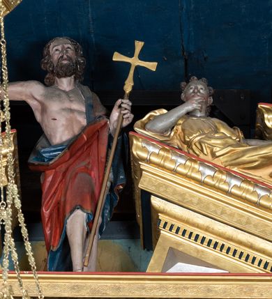 Zdjęcie nr 16: Nastawa ołtarzowa drewniana, architektoniczna, jednoosiowa, jednokondygnacyjna z predellą i zwieńczeniem. Retabulum na wysokim cokole zwieńczonym profilowanym gzymsem; lica wypełnione złoconym ornamentem kwiatowym i winnymi gronami. Predella srebrzona z rytym, złoconym ornamentem akantowym; za tabernakulum, na osi predelli wypukły kartusz z napisem: AVE REGINA COELORUM/ MATER REGIS ANGELORUM. O MARIA/ FLOS VIRGINUM/ VELUT ROSA VEL LILIUM/ FUNDE PRAECES AD FILIUM/ PRO SALUTE FIDELIUM. Nastawa ujęta parą zdwojonych kolumn o kompozytowych kapitelach; trzony w 1/3 wysokości przedzielone pierścieniem, w dolnej partii z dekoracją snycerską (płaskorzeźbione lwie główki, kaboszony, ornament okuciowy); w górnej części kanelowane. Kolumny podtrzymują pełne belkowanie przełamane na osi kolumn, zwieńczone trójkątnym, przerwanym przyczółkiem, na którym półleżące postacie aniołów. Na drugim planie, po bokach przyczółka profilowane, złocone spływy wolutowe. Gzymsy profilowane, złocone z kostkowaniem i kimationem. W zwieńczeniu, na osi ołtarza pełnoplastyczna, polichromowana figura Chrystusa Zmartwychwstałego. W polu środkowym ołtarza prostokątna, rozglifiona płycina w bogatym, płaskorzeźbionym i złoconym obramieniu mieszcząca obraz Matki Boskiej Niepokalanie Poczętej. W narożach obramienia płaskorzeźbione i polichromowane główki anielskie. Na podniebiu architrawu złocone róże umieszczone w prostokątnych kasetonach; w partii fryzu złocony ornament roślinny z umieszczonym na osi monogramem Marii. W polach na osi kolumn ornament kartuszowy z rautami (w osiach środkowych) oraz płaskorzeźbione i polichromowane główki kobiece (w osiach skrajnych). Tabernakulum drewniane o formach architektonicznych, z wypukłym licem, ustawione na mensie, na osi ołtarza na niewysokim, profilowanym i złoconym cokole, zwieńczone analogicznym gzymsem. Na drzwiczkach płaskorzeźbiony kielich z hostią. Struktura ołtarza polichromowana na kolor ciemnozielony z elementami ciemnej czerwieni i złocona; partie ornamentów i załamania profili architektonicznych złocone. 