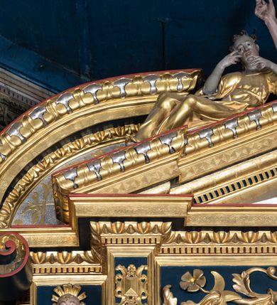 Zdjęcie nr 15: Nastawa ołtarzowa drewniana, architektoniczna, jednoosiowa, jednokondygnacyjna z predellą i zwieńczeniem. Retabulum na wysokim cokole zwieńczonym profilowanym gzymsem; lica wypełnione złoconym ornamentem kwiatowym i winnymi gronami. Predella srebrzona z rytym, złoconym ornamentem akantowym; za tabernakulum, na osi predelli wypukły kartusz z napisem: AVE REGINA COELORUM/ MATER REGIS ANGELORUM. O MARIA/ FLOS VIRGINUM/ VELUT ROSA VEL LILIUM/ FUNDE PRAECES AD FILIUM/ PRO SALUTE FIDELIUM. Nastawa ujęta parą zdwojonych kolumn o kompozytowych kapitelach; trzony w 1/3 wysokości przedzielone pierścieniem, w dolnej partii z dekoracją snycerską (płaskorzeźbione lwie główki, kaboszony, ornament okuciowy); w górnej części kanelowane. Kolumny podtrzymują pełne belkowanie przełamane na osi kolumn, zwieńczone trójkątnym, przerwanym przyczółkiem, na którym półleżące postacie aniołów. Na drugim planie, po bokach przyczółka profilowane, złocone spływy wolutowe. Gzymsy profilowane, złocone z kostkowaniem i kimationem. W zwieńczeniu, na osi ołtarza pełnoplastyczna, polichromowana figura Chrystusa Zmartwychwstałego. W polu środkowym ołtarza prostokątna, rozglifiona płycina w bogatym, płaskorzeźbionym i złoconym obramieniu mieszcząca obraz Matki Boskiej Niepokalanie Poczętej. W narożach obramienia płaskorzeźbione i polichromowane główki anielskie. Na podniebiu architrawu złocone róże umieszczone w prostokątnych kasetonach; w partii fryzu złocony ornament roślinny z umieszczonym na osi monogramem Marii. W polach na osi kolumn ornament kartuszowy z rautami (w osiach środkowych) oraz płaskorzeźbione i polichromowane główki kobiece (w osiach skrajnych). Tabernakulum drewniane o formach architektonicznych, z wypukłym licem, ustawione na mensie, na osi ołtarza na niewysokim, profilowanym i złoconym cokole, zwieńczone analogicznym gzymsem. Na drzwiczkach płaskorzeźbiony kielich z hostią. Struktura ołtarza polichromowana na kolor ciemnozielony z elementami ciemnej czerwieni i złocona; partie ornamentów i załamania profili architektonicznych złocone. 