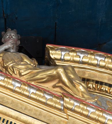 Zdjęcie nr 18: Nastawa ołtarzowa drewniana, architektoniczna, jednoosiowa, jednokondygnacyjna z predellą i zwieńczeniem. Retabulum na wysokim cokole zwieńczonym profilowanym gzymsem; lica wypełnione złoconym ornamentem kwiatowym i winnymi gronami. Predella srebrzona z rytym, złoconym ornamentem akantowym; za tabernakulum, na osi predelli wypukły kartusz z napisem: AVE REGINA COELORUM/ MATER REGIS ANGELORUM. O MARIA/ FLOS VIRGINUM/ VELUT ROSA VEL LILIUM/ FUNDE PRAECES AD FILIUM/ PRO SALUTE FIDELIUM. Nastawa ujęta parą zdwojonych kolumn o kompozytowych kapitelach; trzony w 1/3 wysokości przedzielone pierścieniem, w dolnej partii z dekoracją snycerską (płaskorzeźbione lwie główki, kaboszony, ornament okuciowy); w górnej części kanelowane. Kolumny podtrzymują pełne belkowanie przełamane na osi kolumn, zwieńczone trójkątnym, przerwanym przyczółkiem, na którym półleżące postacie aniołów. Na drugim planie, po bokach przyczółka profilowane, złocone spływy wolutowe. Gzymsy profilowane, złocone z kostkowaniem i kimationem. W zwieńczeniu, na osi ołtarza pełnoplastyczna, polichromowana figura Chrystusa Zmartwychwstałego. W polu środkowym ołtarza prostokątna, rozglifiona płycina w bogatym, płaskorzeźbionym i złoconym obramieniu mieszcząca obraz Matki Boskiej Niepokalanie Poczętej. W narożach obramienia płaskorzeźbione i polichromowane główki anielskie. Na podniebiu architrawu złocone róże umieszczone w prostokątnych kasetonach; w partii fryzu złocony ornament roślinny z umieszczonym na osi monogramem Marii. W polach na osi kolumn ornament kartuszowy z rautami (w osiach środkowych) oraz płaskorzeźbione i polichromowane główki kobiece (w osiach skrajnych). Tabernakulum drewniane o formach architektonicznych, z wypukłym licem, ustawione na mensie, na osi ołtarza na niewysokim, profilowanym i złoconym cokole, zwieńczone analogicznym gzymsem. Na drzwiczkach płaskorzeźbiony kielich z hostią. Struktura ołtarza polichromowana na kolor ciemnozielony z elementami ciemnej czerwieni i złocona; partie ornamentów i załamania profili architektonicznych złocone. 