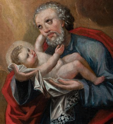 Zdjęcie nr 23: Ołtarz przyścienny o formach architektonicznych, jednoosiowy, jednokondygnacyjny ze zwieńczeniem; ujęty akantowymi uszami. Mensa prostopadłościenna; antepedium malowane w symetryczne motywy roślinno-kwiatowe na jasnobeżowym tle; ujęte złoconą ramą w kształcie leżącego prostokąta o wypukłych krótszych bokach. Nastawa ujęta parą kolumn umieszczonych na wysokich, prostopadłościennych postumentach. Trzony kolumn skręcone, oplecione kwiatowymi girlandami; kapitele kompozytowe, złocone. W polu ołtarza złocona, profilowana rama w kształcie stojącego prostokąta, mieszcząca obraz z przedstawieniem św. Józefa. Kolumny dźwigają pełne belkowanie przełamane na osiach podpór oraz odcinki trójkątnego przyczółka, na których pełnoplastyczne figurki aniołów. W partii fryzu złocony ornament akantowy oraz rozetki. Zwieńczenie w kształcie równoramiennego trapezu o wklęsłych bokach, zamknięte od góry gzymsem wklęsło-wypukłym. W polu owalna, złocona rama w formie wieńca laurowego mieszcząca obraz przedstawiający św. Jana Ewangelistę, ponad którym owalny, akantowy kartusz z napisem „IN / HONOREM S(ANCTI) JOSEPHI / ANNO DOMINI 1528”. Nastawa ujęta ażurowymi, złoconymi i srebrzonymi uszami utworzonymi z suchego akantu. Struktura ołtarza marmoryzowana w odcieniach czerwieni; dekoracja snycerska srebrzona i złocona, trzony kolumn czarne.
