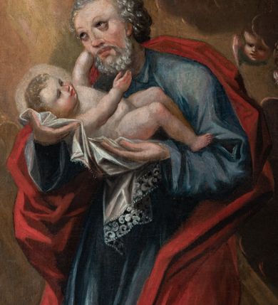 Zdjęcie nr 22: Ołtarz przyścienny o formach architektonicznych, jednoosiowy, jednokondygnacyjny ze zwieńczeniem; ujęty akantowymi uszami. Mensa prostopadłościenna; antepedium malowane w symetryczne motywy roślinno-kwiatowe na jasnobeżowym tle; ujęte złoconą ramą w kształcie leżącego prostokąta o wypukłych krótszych bokach. Nastawa ujęta parą kolumn umieszczonych na wysokich, prostopadłościennych postumentach. Trzony kolumn skręcone, oplecione kwiatowymi girlandami; kapitele kompozytowe, złocone. W polu ołtarza złocona, profilowana rama w kształcie stojącego prostokąta, mieszcząca obraz z przedstawieniem św. Józefa. Kolumny dźwigają pełne belkowanie przełamane na osiach podpór oraz odcinki trójkątnego przyczółka, na których pełnoplastyczne figurki aniołów. W partii fryzu złocony ornament akantowy oraz rozetki. Zwieńczenie w kształcie równoramiennego trapezu o wklęsłych bokach, zamknięte od góry gzymsem wklęsło-wypukłym. W polu owalna, złocona rama w formie wieńca laurowego mieszcząca obraz przedstawiający św. Jana Ewangelistę, ponad którym owalny, akantowy kartusz z napisem „IN / HONOREM S(ANCTI) JOSEPHI / ANNO DOMINI 1528”. Nastawa ujęta ażurowymi, złoconymi i srebrzonymi uszami utworzonymi z suchego akantu. Struktura ołtarza marmoryzowana w odcieniach czerwieni; dekoracja snycerska srebrzona i złocona, trzony kolumn czarne.
