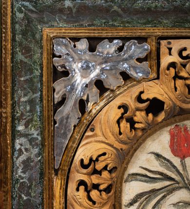 Zdjęcie nr 17: Ołtarz przyścienny o formach architektonicznych, jednoosiowy, jednokondygnacyjny ze zwieńczeniem; ujęty akantowymi uszami. Mensa prostopadłościenna; antepedium malowane w symetryczne motywy roślinno-kwiatowe na jasnobeżowym tle; ujęte złoconą ramą w kształcie leżącego prostokąta o wypukłych krótszych bokach. Nastawa ujęta parą kolumn umieszczonych na wysokich, prostopadłościennych postumentach. Trzony kolumn skręcone, oplecione kwiatowymi girlandami; kapitele kompozytowe, złocone. W polu ołtarza złocona, profilowana rama w kształcie stojącego prostokąta, mieszcząca obraz z przedstawieniem św. Józefa. Kolumny dźwigają pełne belkowanie przełamane na osiach podpór oraz odcinki trójkątnego przyczółka, na których pełnoplastyczne figurki aniołów. W partii fryzu złocony ornament akantowy oraz rozetki. Zwieńczenie w kształcie równoramiennego trapezu o wklęsłych bokach, zamknięte od góry gzymsem wklęsło-wypukłym. W polu owalna, złocona rama w formie wieńca laurowego mieszcząca obraz przedstawiający św. Jana Ewangelistę, ponad którym owalny, akantowy kartusz z napisem „IN / HONOREM S(ANCTI) JOSEPHI / ANNO DOMINI 1528”. Nastawa ujęta ażurowymi, złoconymi i srebrzonymi uszami utworzonymi z suchego akantu. Struktura ołtarza marmoryzowana w odcieniach czerwieni; dekoracja snycerska srebrzona i złocona, trzony kolumn czarne.
