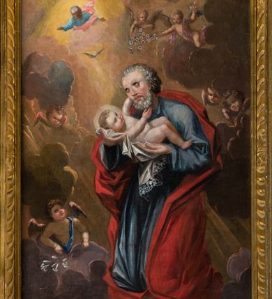 Zdjęcie nr 13: Ołtarz przyścienny o formach architektonicznych, jednoosiowy, jednokondygnacyjny ze zwieńczeniem; ujęty akantowymi uszami. Mensa prostopadłościenna; antepedium malowane w symetryczne motywy roślinno-kwiatowe na jasnobeżowym tle; ujęte złoconą ramą w kształcie leżącego prostokąta o wypukłych krótszych bokach. Nastawa ujęta parą kolumn umieszczonych na wysokich, prostopadłościennych postumentach. Trzony kolumn skręcone, oplecione kwiatowymi girlandami; kapitele kompozytowe, złocone. W polu ołtarza złocona, profilowana rama w kształcie stojącego prostokąta, mieszcząca obraz z przedstawieniem św. Józefa. Kolumny dźwigają pełne belkowanie przełamane na osiach podpór oraz odcinki trójkątnego przyczółka, na których pełnoplastyczne figurki aniołów. W partii fryzu złocony ornament akantowy oraz rozetki. Zwieńczenie w kształcie równoramiennego trapezu o wklęsłych bokach, zamknięte od góry gzymsem wklęsło-wypukłym. W polu owalna, złocona rama w formie wieńca laurowego mieszcząca obraz przedstawiający św. Jana Ewangelistę, ponad którym owalny, akantowy kartusz z napisem „IN / HONOREM S(ANCTI) JOSEPHI / ANNO DOMINI 1528”. Nastawa ujęta ażurowymi, złoconymi i srebrzonymi uszami utworzonymi z suchego akantu. Struktura ołtarza marmoryzowana w odcieniach czerwieni; dekoracja snycerska srebrzona i złocona, trzony kolumn czarne.
