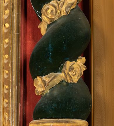 Zdjęcie nr 19: Ołtarz przyścienny o formach architektonicznych, jednoosiowy, jednokondygnacyjny ze zwieńczeniem; ujęty akantowymi uszami. Mensa prostopadłościenna; antepedium malowane w symetryczne motywy roślinno-kwiatowe na jasnobeżowym tle; ujęte złoconą ramą w kształcie leżącego prostokąta o wypukłych krótszych bokach. Nastawa ujęta parą kolumn umieszczonych na wysokich, prostopadłościennych postumentach. Trzony kolumn skręcone, oplecione kwiatowymi girlandami; kapitele kompozytowe, złocone. W polu ołtarza złocona, profilowana rama w kształcie stojącego prostokąta, mieszcząca obraz z przedstawieniem św. Józefa. Kolumny dźwigają pełne belkowanie przełamane na osiach podpór oraz odcinki trójkątnego przyczółka, na których pełnoplastyczne figurki aniołów. W partii fryzu złocony ornament akantowy oraz rozetki. Zwieńczenie w kształcie równoramiennego trapezu o wklęsłych bokach, zamknięte od góry gzymsem wklęsło-wypukłym. W polu owalna, złocona rama w formie wieńca laurowego mieszcząca obraz przedstawiający św. Jana Ewangelistę, ponad którym owalny, akantowy kartusz z napisem „IN / HONOREM S(ANCTI) JOSEPHI / ANNO DOMINI 1528”. Nastawa ujęta ażurowymi, złoconymi i srebrzonymi uszami utworzonymi z suchego akantu. Struktura ołtarza marmoryzowana w odcieniach czerwieni; dekoracja snycerska srebrzona i złocona, trzony kolumn czarne.
