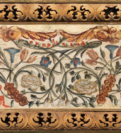 Zdjęcie nr 15: Ołtarz przyścienny o formach architektonicznych, jednoosiowy, jednokondygnacyjny ze zwieńczeniem; ujęty akantowymi uszami. Mensa prostopadłościenna; antepedium malowane w symetryczne motywy roślinno-kwiatowe na jasnobeżowym tle; ujęte złoconą ramą w kształcie leżącego prostokąta o wypukłych krótszych bokach. Nastawa ujęta parą kolumn umieszczonych na wysokich, prostopadłościennych postumentach. Trzony kolumn skręcone, oplecione kwiatowymi girlandami; kapitele kompozytowe, złocone. W polu ołtarza złocona, profilowana rama w kształcie stojącego prostokąta, mieszcząca obraz z przedstawieniem św. Józefa. Kolumny dźwigają pełne belkowanie przełamane na osiach podpór oraz odcinki trójkątnego przyczółka, na których pełnoplastyczne figurki aniołów. W partii fryzu złocony ornament akantowy oraz rozetki. Zwieńczenie w kształcie równoramiennego trapezu o wklęsłych bokach, zamknięte od góry gzymsem wklęsło-wypukłym. W polu owalna, złocona rama w formie wieńca laurowego mieszcząca obraz przedstawiający św. Jana Ewangelistę, ponad którym owalny, akantowy kartusz z napisem „IN / HONOREM S(ANCTI) JOSEPHI / ANNO DOMINI 1528”. Nastawa ujęta ażurowymi, złoconymi i srebrzonymi uszami utworzonymi z suchego akantu. Struktura ołtarza marmoryzowana w odcieniach czerwieni; dekoracja snycerska srebrzona i złocona, trzony kolumn czarne.
