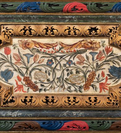 Zdjęcie nr 14: Ołtarz przyścienny o formach architektonicznych, jednoosiowy, jednokondygnacyjny ze zwieńczeniem; ujęty akantowymi uszami. Mensa prostopadłościenna; antepedium malowane w symetryczne motywy roślinno-kwiatowe na jasnobeżowym tle; ujęte złoconą ramą w kształcie leżącego prostokąta o wypukłych krótszych bokach. Nastawa ujęta parą kolumn umieszczonych na wysokich, prostopadłościennych postumentach. Trzony kolumn skręcone, oplecione kwiatowymi girlandami; kapitele kompozytowe, złocone. W polu ołtarza złocona, profilowana rama w kształcie stojącego prostokąta, mieszcząca obraz z przedstawieniem św. Józefa. Kolumny dźwigają pełne belkowanie przełamane na osiach podpór oraz odcinki trójkątnego przyczółka, na których pełnoplastyczne figurki aniołów. W partii fryzu złocony ornament akantowy oraz rozetki. Zwieńczenie w kształcie równoramiennego trapezu o wklęsłych bokach, zamknięte od góry gzymsem wklęsło-wypukłym. W polu owalna, złocona rama w formie wieńca laurowego mieszcząca obraz przedstawiający św. Jana Ewangelistę, ponad którym owalny, akantowy kartusz z napisem „IN / HONOREM S(ANCTI) JOSEPHI / ANNO DOMINI 1528”. Nastawa ujęta ażurowymi, złoconymi i srebrzonymi uszami utworzonymi z suchego akantu. Struktura ołtarza marmoryzowana w odcieniach czerwieni; dekoracja snycerska srebrzona i złocona, trzony kolumn czarne.
