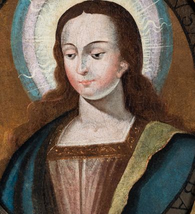 Zdjęcie nr 9: Ołtarz przyścienny o formach architektonicznych, jednoosiowy, jednokondygnacyjny ze zwieńczeniem; ujęty akantowymi uszami. Mensa prostopadłościenna; antepedium malowane w symetryczne motywy roślinno-kwiatowe na jasnobeżowym tle; ujęte złoconą ramą w kształcie leżącego prostokąta o wypukłych krótszych bokach. Nastawa ujęta parą kolumn umieszczonych na wysokich, prostopadłościennych postumentach. Trzony kolumn skręcone, oplecione kwiatowymi girlandami; kapitele kompozytowe, złocone. W polu ołtarza złocona, profilowana rama w kształcie stojącego prostokąta, mieszcząca obraz z przedstawieniem św. Józefa. Kolumny dźwigają pełne belkowanie przełamane na osiach podpór oraz odcinki trójkątnego przyczółka, na których pełnoplastyczne figurki aniołów. W partii fryzu złocony ornament akantowy oraz rozetki. Zwieńczenie w kształcie równoramiennego trapezu o wklęsłych bokach, zamknięte od góry gzymsem wklęsło-wypukłym. W polu owalna, złocona rama w formie wieńca laurowego mieszcząca obraz przedstawiający św. Jana Ewangelistę, ponad którym owalny, akantowy kartusz z napisem „IN / HONOREM S(ANCTI) JOSEPHI / ANNO DOMINI 1528”. Nastawa ujęta ażurowymi, złoconymi i srebrzonymi uszami utworzonymi z suchego akantu. Struktura ołtarza marmoryzowana w odcieniach czerwieni; dekoracja snycerska srebrzona i złocona, trzony kolumn czarne.
