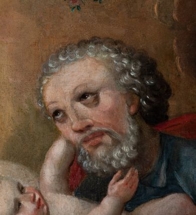 Zdjęcie nr 24: Ołtarz przyścienny o formach architektonicznych, jednoosiowy, jednokondygnacyjny ze zwieńczeniem; ujęty akantowymi uszami. Mensa prostopadłościenna; antepedium malowane w symetryczne motywy roślinno-kwiatowe na jasnobeżowym tle; ujęte złoconą ramą w kształcie leżącego prostokąta o wypukłych krótszych bokach. Nastawa ujęta parą kolumn umieszczonych na wysokich, prostopadłościennych postumentach. Trzony kolumn skręcone, oplecione kwiatowymi girlandami; kapitele kompozytowe, złocone. W polu ołtarza złocona, profilowana rama w kształcie stojącego prostokąta, mieszcząca obraz z przedstawieniem św. Józefa. Kolumny dźwigają pełne belkowanie przełamane na osiach podpór oraz odcinki trójkątnego przyczółka, na których pełnoplastyczne figurki aniołów. W partii fryzu złocony ornament akantowy oraz rozetki. Zwieńczenie w kształcie równoramiennego trapezu o wklęsłych bokach, zamknięte od góry gzymsem wklęsło-wypukłym. W polu owalna, złocona rama w formie wieńca laurowego mieszcząca obraz przedstawiający św. Jana Ewangelistę, ponad którym owalny, akantowy kartusz z napisem „IN / HONOREM S(ANCTI) JOSEPHI / ANNO DOMINI 1528”. Nastawa ujęta ażurowymi, złoconymi i srebrzonymi uszami utworzonymi z suchego akantu. Struktura ołtarza marmoryzowana w odcieniach czerwieni; dekoracja snycerska srebrzona i złocona, trzony kolumn czarne.
